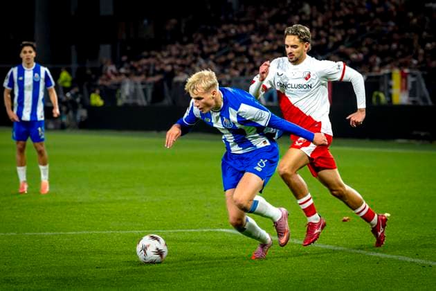 FC Porto midfielder Victor Froholdt, FC Utrecht defender Sieb Horemans during the match FC Utrecht vs FC Porto at the Stadion Galgenwaard for the Europa League - League phase - Matchday 4 season 2025-2026 in UTRECHT, Netherlands on 6 november 2025, (photo by Marcel van Dorst EYE4images DeFodi Images) FC Porto midfielder Victor Froholdt, FC Utrecht defender Sieb Horemans during the match FC Utrecht vs FC Porto at the Stadion Galgenwaard for the Europa League League phase Matchday 4 season 2025 2026 in UTRECHT, Netherlands on 6 november 2025, photo by Marcel van Dorst EYE4images DeFodi Images