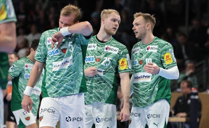 Max Darj, Matthes Langhoff talk to Mathias Gidsel Action Upper Body Sport Handball DHB Cup Round of 16 Men Season 2025 2026 06 11 2025 Füchse Berlin vs ThSV Eisenach