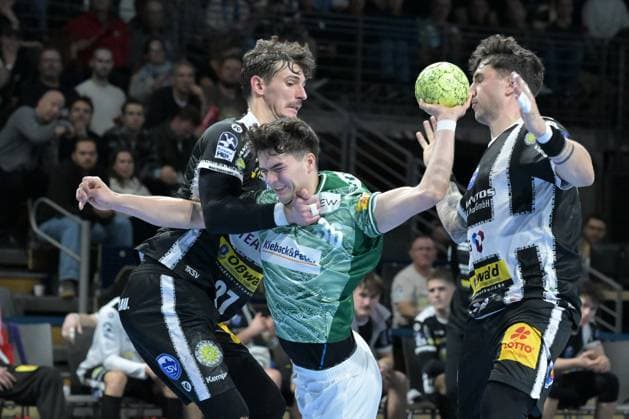 06 11 2025, xlakx, Handball, DHB Pokal 1 8 Final, Fuechse Berlin ThSV Eisenach f l Philipp Meyer ThSV Eisenach , Gabriel Kofler Fuechse Berlin , Justin Kurch ThSV Eisenach duel, duel, fight, tackle Berlin Daniel Lakomski