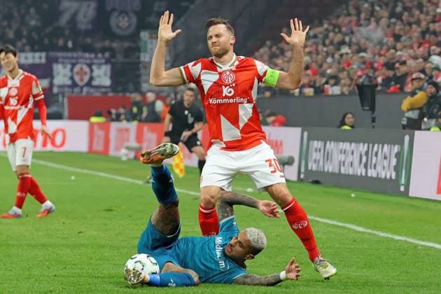 Mainz, Germany 06 November 2025 Conference League 2025 2026 FSV Mainz 05 vs AC Florence In the picture from left in the duel Domilsson Cordeiro Dos Santos Florence against Silvan Widmer Mainz Mewa Arena Rheinland Pfalz Copyright: xFotostandx xRacochax