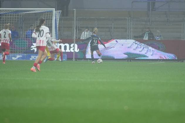 Jill Janssens 9 TSG Hoffenheim Women with shot on goal while Greta Stegemann 16 SC Freiburg Women and Laura Benkarth 1 SC Freiburg Women defend GPFBL TSG Hoffenheim vs SC Freiburg on 06 11 2025 at Dietmar Hopp Stadion in Hoffenheim Goal kick by Jill Janssens 9 TSG Hoffenheim Women Copyright: xspeedshotx