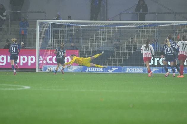 Laura Dick 1 TSG Hoffenheim Women dives to her right and saves the ball as Marie Steiner 19 TSG Hoffenheim Women and Jill Janssens 9 TSG Hoffenheim Women defend against Leela Egli 20 SC Freiburg Women and Aurelie Csillag 17 SC Freiburg Women GPFBL TSG Hoffenheim v SC Freiburg on 06 11 2025 at Dietmar Hopp Stadion in Hoffenheim Goalkeeper saves in the penalty area Copyright: xspeedshotx