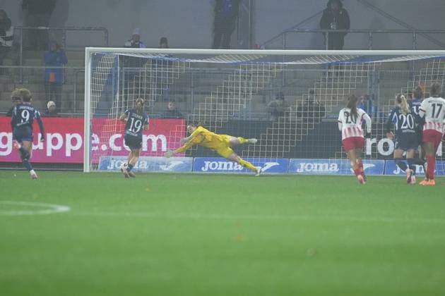 Laura Benkarth 1 SC Freiburg Women dives to her right as Marie Steiner 19 TSG Hoffenheim Women and Jill Janssens 9 TSG Hoffenheim Women support the attack and Franziska Harsch 17 TSG Hoffenheim Women defends GPFBL TSG Hoffenheim vs SC Freiburg on 06 11 2025 at Dietmar Hopp Stadion in Hoffenheim Goalkeeper saves in the penalty area Copyright: xspeedshotx