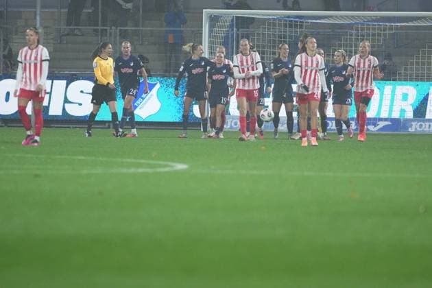 Maj Schneider 15 SC Freiburg Women , Lisa Karl 2 SC Freiburg Women , Feli Delacauw 24 TSG Hoffenheim Women , Jamilla Rankin 5 TSG Hoffenheim Women , Vanessa Diehm 6 TSG Hoffenheim Women and Marie Steiner 19 TSG Hoffenheim Women on the pitch after match scene GPFBL TSG Hoffenheim vs SC Freiburg on 06 11 2025 at Dietmar Hopp Stadion in Hoffenheim Players on the pitch Copyright: xspeedshotx