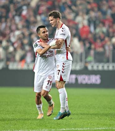 Samsunspor v Hamrun Spartans - UEFA Conference League SAMSUN, TURKIYE - NOVEMBER 6: Samsunspor’s Emre Kilinc (11) celebrates with teammate Logi Tomasson (17) after scoring a goal during the UEFA Conference League week 3 match between Samsunspor and Hamrun Spartans at Yeni 19 Mayis Stadium in Samsun, Turkiye, on November 6, 2025. Veysel Altun Anadolu Samsun Turkey. Editorial use only. Please get in touch for any other usage.  Copyright: x2025xAnadoluxVeyselxAltunx
