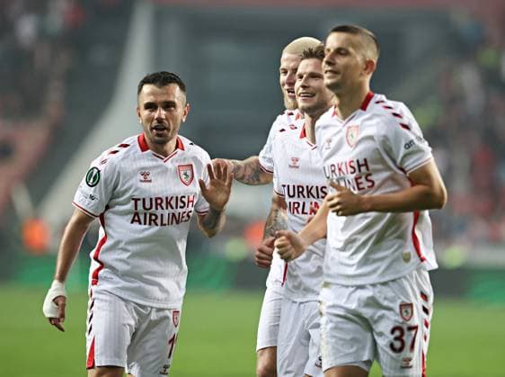 Samsunspor v Hamrun Spartans - UEFA Conference League SAMSUN, TURKIYE - NOVEMBER 6: Samsunspor’s Emre Kilinc (L) celebrates with teammate Logi Tomasson (R) after scoring a goal during the UEFA Conference League week 3 match between Samsunspor and Hamrun Spartans at Yeni 19 Mayis Stadium in Samsun, Turkiye, on November 6, 2025. Veysel Altun Anadolu Samsun Turkey. Editorial use only. Please get in touch for any other usage.  Copyright: x2025xAnadoluxVeyselxAltunx