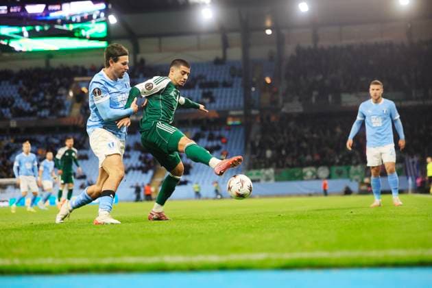 MALMÖ, SWEDEN 20251106 Malmös Stefano Vecchia and Panathinaikos Anass Zaroury during Thursdays Europa League fourth round football match between Malmö FF and Panathinaikos at Eleda Stadium MALMÖ SWEDEN x10600x  Copyright: xAndreasxHillergren TTx EUROPA LEAGUE MALMÖ FF - PANATHINAIKOS