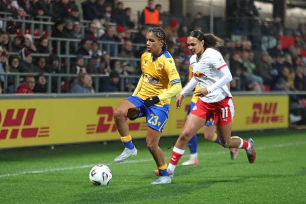 Google Pixel Womens Bundesliga, RB Leipzig FC Carl Zeiss Jena 06 11 2025 Josephine Bonsu 23, Carl Zeiss Jena before Lisa Baum 11, RB Leipzig Soccer, Google Pixel Womens Bundesliga, Season 2025 2026, 9 Matchday RB Leipzig vs FC Carl Zeiss Jena on 06 11 2025, Training Center Cottaweg, Leipzig DFB REGULATIONS PROHIBIT ANY USE OF PHOTOGRAPHS AS IMAGE SEQUENCES AND OR QUASI VIDEO Copyright: xBEAUTIFULxSPORTS JanxKaeferx