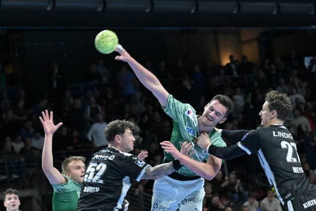 06 11 2025, xlakx, Handball, DHB Pokal 1 8 Final, Fuechse Berlin ThSV Eisenach f l Justin Kurch ThSV Eisenach , Lauro Pichiri Fuechse Berlin , Philipp Meyer ThSV Eisenach , duel, fight, tackle Berlin Daniel Lakomski