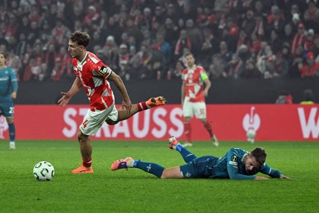 06 11 2025, xsltx, Football UEFA Conference League, FSV Mainz 05 AC Florenz v l Nelson Weiper FSV Mainz 05 Hans Nicolussi Caviglia AC Florenz Zweikampf, Aktion, action, battle for the ball DFL DFB REGULATIONS PROHIBIT ANY USE OF PHOTOGRAPHS as IMAGE SEQUENCES and or QUASI VIDEO Mainz