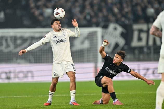 SOCCER - UEFA EL, Sturm vs Nottingham GRAZ,AUSTRIA,06.NOV.25 - SOCCER - UEFA Europa League, SK Sturm Graz vs Nottingham Forest. Image shows Morgan Gibbs-White (Nottingham) and Jacob Hoedl (Sturm).  GEPAxpictures xAvnixRetkoceri