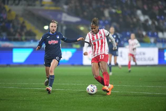 Vanessa Diehm 6 TSG Hoffenheim Women in a duel with a player of SC Freiburg Women for the ball GPFBL TSG Hoffenheim vs SC Freiburg on 06 11 2025 at Dietmar Hopp Stadium in Hoffenheim duel for the ball Copyright: xspeedshotx