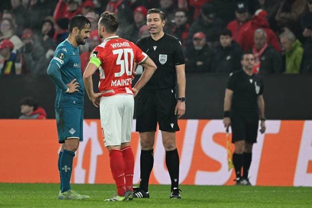 06 11 2025, xsltx, Football UEFA Conference League, FSV Mainz 05 AC Florence v l Referee Referee Lawrence Visser Belgium Luca Ranieri AC Florence Silvan Widmer FSV Mainz 05 DFL DFB REGULATIONS PROHIBIT ANY USE OF PHOTOGRAPHS as IMAGE SEQUENCES and or QUASI VIDEO Mainz