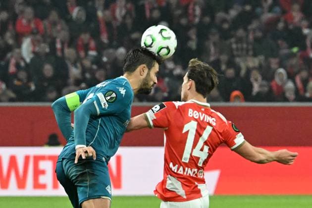 06 11 2025, xsltx, Football UEFA Conference League, FSV Mainz 05 AC Florenz v l Luca Ranieri AC Florenz Wiliam Boving FSV Mainz 05 Zweikampf, Aktion, action, battle for the ball DFL DFB REGULATIONS PROHIBIT ANY USE OF PHOTOGRAPHS as IMAGE SEQUENCES and or QUASI VIDEO Mainz