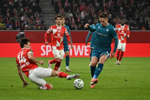 06 11 2025, xsltx, Football UEFA Conference League, FSV Mainz 05 AC Florenz v l Wiliam Boving FSV Mainz 05 Hans Nicolussi Caviglia AC Florenz Zweikampf, Aktion, action, battle for the ball DFL DFB REGULATIONS PROHIBIT ANY USE OF PHOTOGRAPHS as IMAGE SEQUENCES and or QUASI VIDEO Mainz