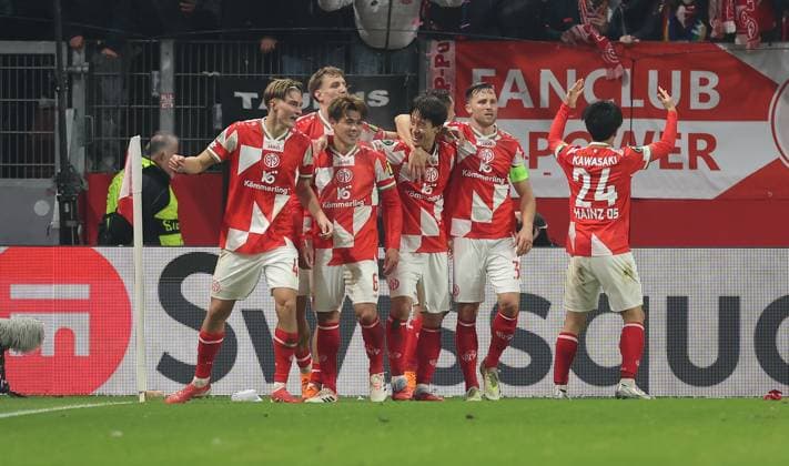 06 11 2025, Football UEFA Conference League, 1 FSV Mainz 05 AC Florence, v l , Goal celebration, celebrate the goal DFL DFB REGULATIONS PROHIBIT ANY USE OF PHOTOGRAPHS AS IMAGE SEQUENCES AND OR QUASI VIDEO xdcx Copyright: HMBxMedia Claus