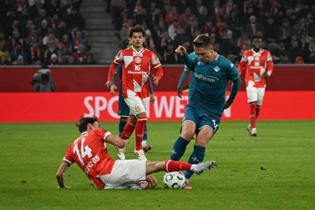 06 11 2025, xsltx, Football UEFA Conference League, FSV Mainz 05 AC Florenz v l Wiliam Boving FSV Mainz 05 Hans Nicolussi Caviglia AC Florenz Zweikampf, Aktion, action, battle for the ball DFL DFB REGULATIONS PROHIBIT ANY USE OF PHOTOGRAPHS as IMAGE SEQUENCES and or QUASI VIDEO Mainz