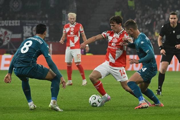 06 11 2025, xsltx, Football UEFA Conference League, FSV Mainz 05 AC Florenz v l Wiliam Boving FSV Mainz 05 Hans Nicolussi Caviglia AC Florenz Zweikampf, Aktion, action, battle for the ball DFL DFB REGULATIONS PROHIBIT ANY USE OF PHOTOGRAPHS as IMAGE SEQUENCES and or QUASI VIDEO Mainz