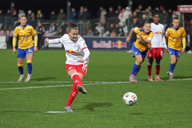 Google Pixel Womens Bundesliga, RB Leipzig FC Carl Zeiss Jena 06 11 2025 Annabel Schasching 16, RB Leipzig converts a penalty kick and scores the goal for 2 0 Soccer, Google Pixel Womens Bundesliga, Season 2025 2026, 9 Matchday RB Leipzig vs FC Carl Zeiss Jena on 06 11 2025, Training Center Cottaweg, Leipzig DFB REGULATIONS PROHIBIT ANY USE OF PHOTOGRAPHS AS IMAGE SEQUENCES AND OR QUASI VIDEO Copyright: xBEAUTIFULxSPORTS JanxKaeferx