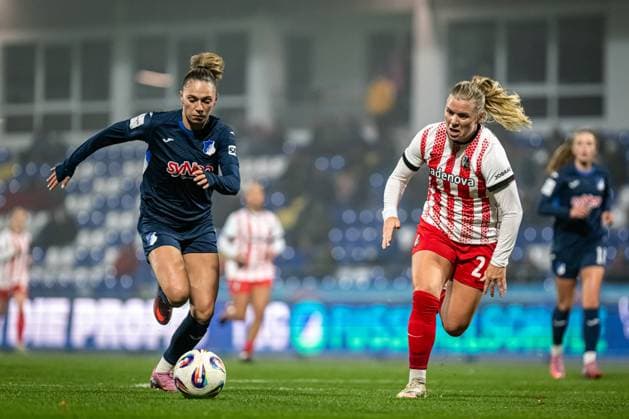 GPFBL TSG Hoffenheim SC Freiburg 06 11 2025 Jill Janssens 9 TSG Hoffenheim Women sprints with ball while Ingibjörg Sigurdardottir 24 SC Freiburg Women defends energetically GPFBL TSG Hoffenheim vs SC Freiburg on 06 11 2025 at Dietmar Hopp Stadion in Hoffenheim Copyright: xBEAUTIFULxSPORTS Gelhardtx