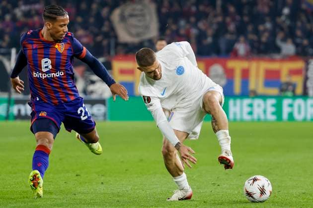 Kevin Rüegg Ruegg FC Basel, 27 and Daniel Birligea FCSB Bucharest, 09 fighting for the ball , Switzerland, Football, UEFA Europa League, Matchday 4, 2025 2026, FC Basel vs FCSB Bucharest, 06 11 2025, Sankt Jakob Park, Basel, Switzerland Basel Sankt Jakob Park Canton Basel City Switzerland Copyright: xGrantxHubbsx