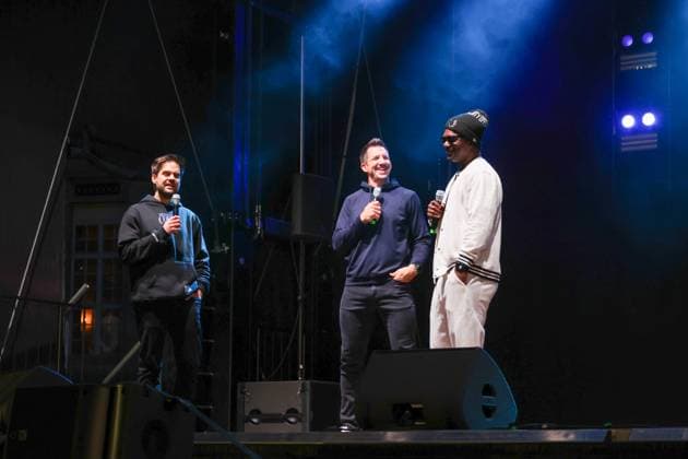 v.l.n.r. the moderator. Dallas Clark ( former player colts) and Edgerrin James (former player Colts) indianapolis Colts , Fan-Zone im Center am Potsdamer Platz,2025_11_06,Photo:Foot.Bowl Thomas Sobotzki Copyright: xFootxBowl ThomasxSobotzkix