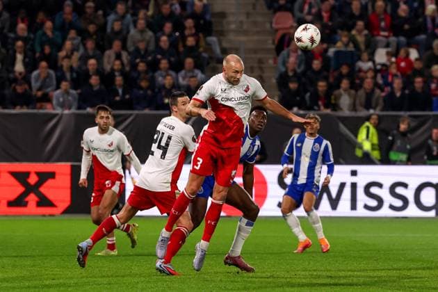 2025-11-06 FC Utrecht v FC Porto - UEFA Europa League 2025 26 League Phase MD4 UTRECHT, NETHERLANDS - NOVEMBER 6: Mike van der Hoorn of FC Utrecht heads the ball during the UEFA Europa League 2025 26 League Phase MD4 match between FC Utrecht and FC Porto at Stadion Galgenwaard on November 6, 2025 in Utrecht, Netherlands. Utrecht Stadion Galgenwaard Netherlands Content not available for redistribution in The Netherlands directly or indirectly through any third parties. Copyright: xBenxGalx