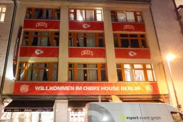 Kansas City Chiefs Fanpub Berlin 2025, 2025_11_06, NFL, American Football Herren, USA , Photo: Foot.Bowl Thomas Sobotzki Copyright: xFootxBowl ThomasxSobotzkix