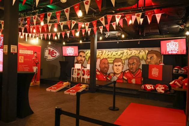 The Fanzone, Kansas City Chiefs Fanpub Berlin 2025, 2025_11_06, NFL, American Football Herren, USA , Photo: Foot.Bowl Thomas Sobotzki Copyright: xFootxBowl ThomasxSobotzkix