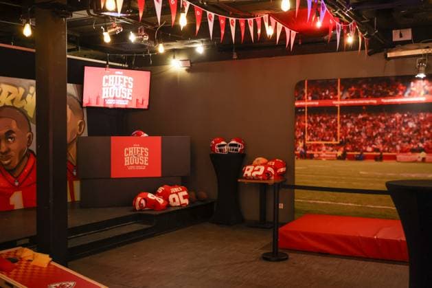 Fanzone, Kansas City Chiefs Fanpub Berlin 2025, 2025_11_06, NFL, American Football Herren, USA , Photo: Foot.Bowl Thomas Sobotzki Copyright: xFootxBowl ThomasxSobotzkix
