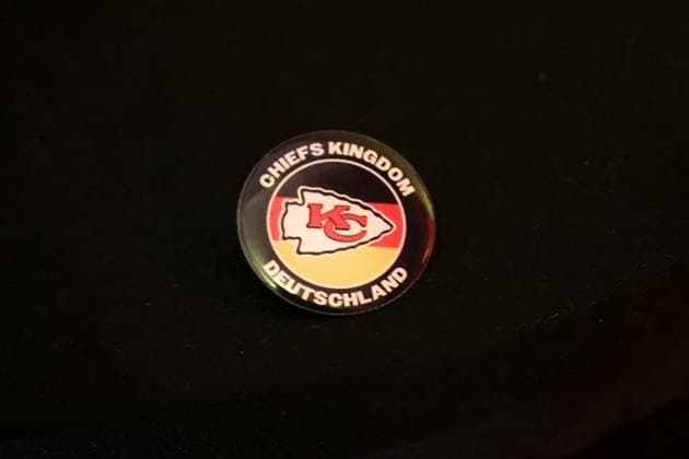 Give away, Kansas City Chiefs Fanpub Berlin 2025, 2025_11_06, NFL, American Football Herren, USA , Photo: Foot.Bowl Thomas Sobotzki Copyright: xFootxBowl ThomasxSobotzkix