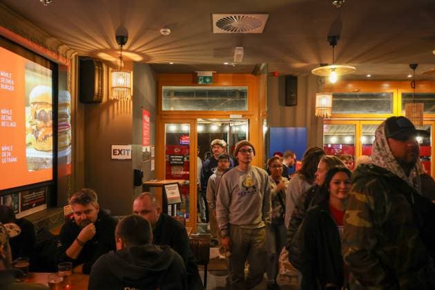 Many people come inside, Kansas City Chiefs Fanpub Berlin 2025, 2025_11_06, NFL, American Football Herren, USA , Photo: Foot.Bowl Thomas Sobotzki Copyright: xFootxBowl ThomasxSobotzkix