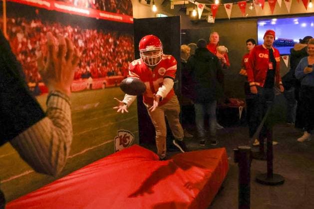Photopoint, Kansas City Chiefs Fanpub Berlin 2025, 2025_11_06, NFL, American Football Herren, USA , Photo: Foot.Bowl Thomas Sobotzki Copyright: xFootxBowl ThomasxSobotzkix