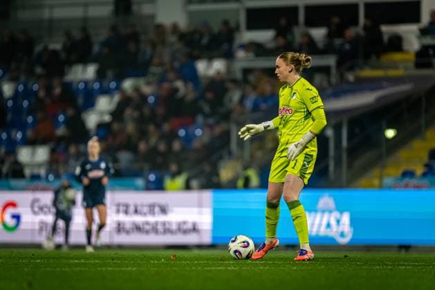 GPFBL TSG Hoffenheim SC Freiburg 06 11 2025 Laura Dick 1 TSG Hoffenheim Women controls the ball in the penalty area and prepares the build-up GPFBL TSG Hoffenheim vs SC Freiburg on 06 11 2025 at Dietmar Hopp Stadion in Hoffenheim Copyright: xBEAUTIFULxSPORTS Gelhardtx