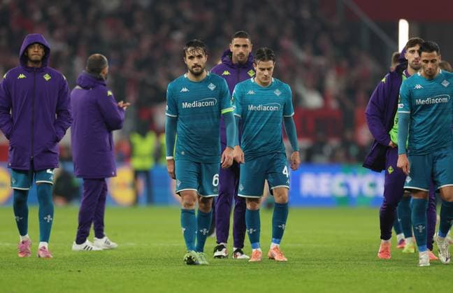 06 11 2025, Football UEFA Conference League, 1 FSV Mainz 05 AC Florenz, v l , Luca Ranieri ACF Fiorentina , Nicolo Fagioli ACF Fiorentina enttaeuscht, enttaeuscht Blickend, dissapointed, traurig, frustiert, frustiert, gefrustet DFL DFB REGULATIONS PROHIBIT ANY USE OF PHOTOGRAPHS AS IMAGE SEQUENCES AND OR QUASI VIDEO xdcx Copyright: HMBxMedia Claus