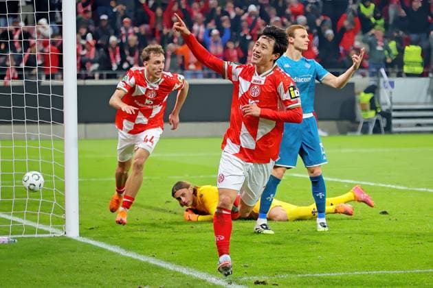 Mainz, Germany 06 November 2025 Conference League 2025 2026 FSV Mainz 05 vs AC Florence Pictured Jae sung Lee Mainz celebrates his goal for 2 1 Mewa Arena Rheinland Pfalz Copyright: xFotostandx xRacochax