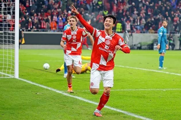Mainz, Germany 06 November 2025 Conference League 2025 2026 FSV Mainz 05 vs AC Florence Pictured Jae sung Lee Mainz celebrates his goal for 2 1 Mewa Arena Rheinland Pfalz Copyright: xFotostandx xRacochax