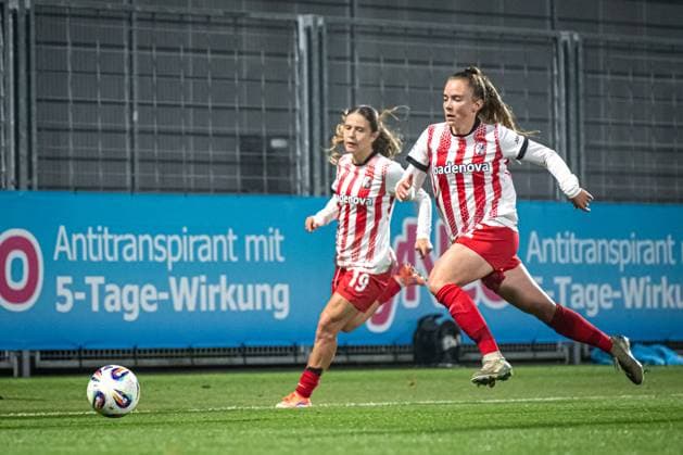 GPFBL TSG Hoffenheim SC Freiburg 06 11 2025 Lisa Kolb 22 SC Freiburg Women runs with ball, a teammate of Nia Szenk 19 SC Freiburg Women follows GPFBL TSG Hoffenheim vs SC Freiburg on 06 11 2025 at Dietmar Hopp Stadion in Hoffenheim Copyright: xBEAUTIFULxSPORTS Gelhardtx