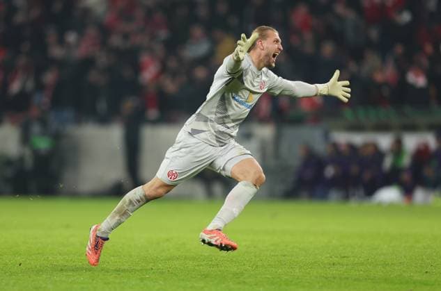 06 11 2025, Football UEFA Conference League, 1 FSV Mainz 05 AC Florence, v l , Goalkeeper Robin Zentner FSV Mainz 05 jubilantly cheers Jae sung Lee FSV Mainz 05 DFL DFB REGULATIONS PROHIBIT ANY USE OF PHOTOGRAPHS AS IMAGE SEQUENCES AND OR QUASI VIDEO xdcx Copyright: HMBxMedia Claus