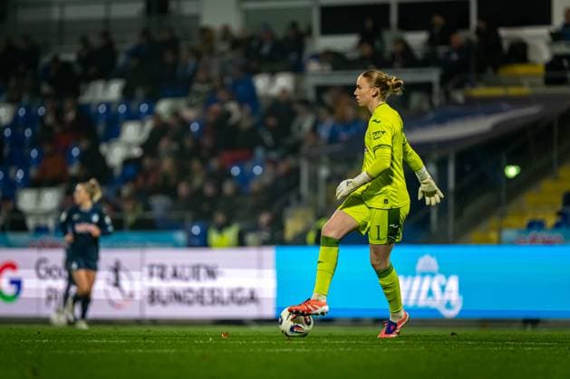 GPFBL TSG Hoffenheim SC Freiburg 06 11 2025 Laura Dick 1 TSG Hoffenheim Women controls the ball in the goal area GPFBL TSG Hoffenheim vs SC Freiburg on 06 11 2025 at Dietmar Hopp Stadion in Hoffenheim Copyright: xBEAUTIFULxSPORTS Gelhardtx