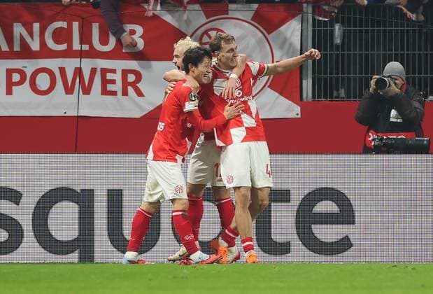 06 11 2025, Football UEFA Conference League, 1 FSV Mainz 05 AC Florence, v l , Goal celebration, celebrate the goal DFL DFB REGULATIONS PROHIBIT ANY USE OF PHOTOGRAPHS AS IMAGE SEQUENCES AND OR QUASI VIDEO xdcx Copyright: HMBxMedia Claus