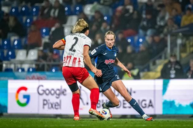 GPFBL TSG Hoffenheim SC Freiburg 06 11 2025 Feli Delacauw 24 TSG Hoffenheim Women with ball while Lisa Karl defends 2 SC Freiburg Women GPFBL TSG Hoffenheim vs SC Freiburg on 06 11 2025 at Dietmar Hopp Stadion in Hoffenheim Copyright: xBEAUTIFULxSPORTS Gelhardtx