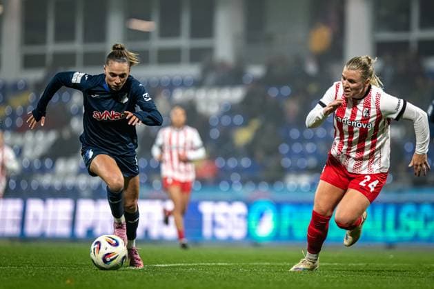 GPFBL TSG Hoffenheim SC Freiburg 06 11 2025 Jill Janssens 9 TSG Hoffenheim Women sprints with ball while Ingibjörg Sigurdardottir 24 SC Freiburg Women defends energetically GPFBL TSG Hoffenheim vs SC Freiburg on 06 11 2025 at Dietmar Hopp Stadion in Hoffenheim Copyright: xBEAUTIFULxSPORTS Gelhardtx