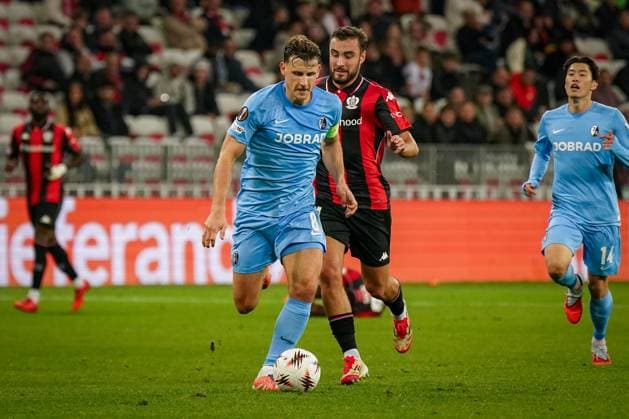 Football, UEFA Europa League 2025 26, Matchday 4 OGC Nice vs SC Freiburg Allianz Riviera Nice, France Maximilian Eggestein SC Freiburg, 08 Behind Charles Vanhoutte OGC Nice, 24 Copyright: xJOERANxSTEINSIEKx