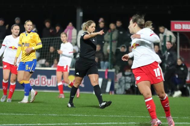 Google Pixel Womens Bundesliga, RB Leipzig FC Carl Zeiss Jena 06 11 2025 Referee Karoline Wacker whistles and points to the penalty spot Penalty kick for RB Leipzig Football, Google Pixel Womens Bundesliga, Season 2025 2026, Matchday 9 RB Leipzig vs FC Carl Zeiss Jena on 06 11 2025, Training Center Cottaweg, Leipzig DFB REGULATIONS PROHIBIT ANY USE OF PHOTOGRAPHS AS IMAGE SEQUENCES AND OR QUASI VIDEO Copyright: xBEAUTIFULxSPORTS JanxKaeferx