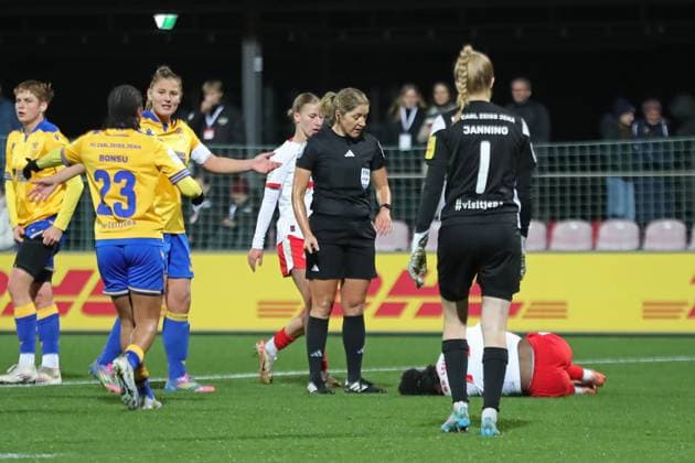 Google Pixel Womens Bundesliga, RB Leipzig FC Carl Zeiss Jena 06 11 2025 Referee Karoline Wacker at the penalty foul Delice Boboy 17, RB Leipzig Football, Google Pixel Womens Bundesliga, Season 2025 2026, 9 Matchday RB Leipzig vs FC Carl Zeiss Jena on 06 11 2025, Training Center Cottaweg, Leipzig DFB REGULATIONS PROHIBIT ANY USE OF PHOTOGRAPHS AS IMAGE SEQUENCES AND OR QUASI VIDEO Copyright: xBEAUTIFULxSPORTS JanxKaeferx