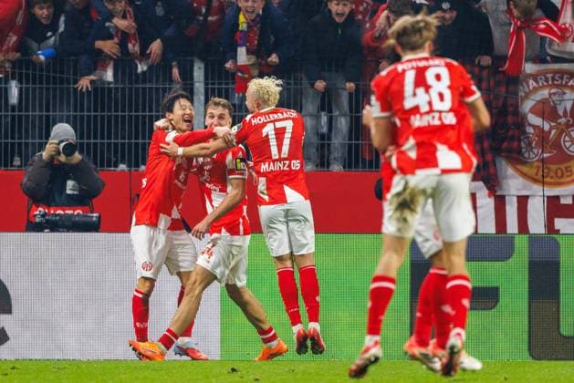 UECL 1 FSV Mainz 05 AC Florence A few seconds Mainz celebrate the 2 1 goal by Jae sung Lee 1 FSV Mainz 05, 7 goal celebration in the UEFA Conference League match between 1 FSV Mainz 05 and AC Florence on matchday 3 at the MEWA Arena Mainz on 06 11 2025 Copyright: xBEAUTIFULxSPORTS Hahnex