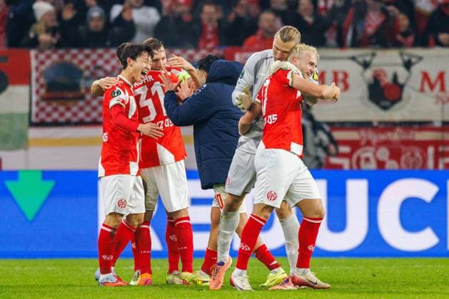 UECL 1 FSV Mainz 05 AC Florence After the final whistle, the Mainz players happily embrace each other here, among others, the two scorers Jae sung Lee 1 FSV Mainz 05, 7 and Benedict Hollerbach 1 FSV Mainz 05, 17 in the UEFA Conference League match between 1 FSV Mainz 05 and AC Florence on matchday 3 at the MEWA Arena Mainz on 06 11 2025 Copyright: xBEAUTIFULxSPORTS Hahnex