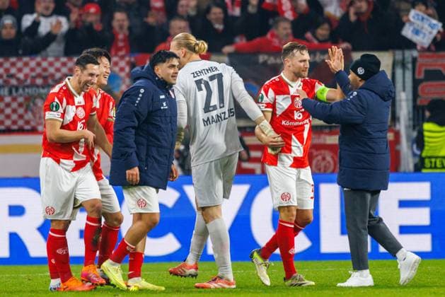 UECL 1 FSV Mainz 05 AC Florence After the final whistle, the Mainz players happily embrace each other during the UEFA Conference League match between 1 FSV Mainz 05 and AC Florence on matchday 3 at the MEWA Arena Mainz on 06 11 2025 Copyright: xBEAUTIFULxSPORTS Hahnex