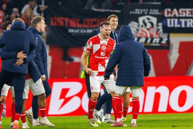 UECL 1 FSV Mainz 05 AC Florence After the final whistle, the Mainz players happily embrace Silvan Widmer 1 FSV Mainz 05, 30 during the UEFA Conference League match between 1 FSV Mainz 05 and AC Florence on matchday 3 at MEWA Arena Mainz on 06 11 2025 Copyright: xBEAUTIFULxSPORTS Hahnex